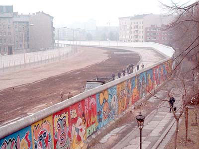 http://www.sheppardsoftware.com/images/Europe/factfile/Berlin_Wall.jpg